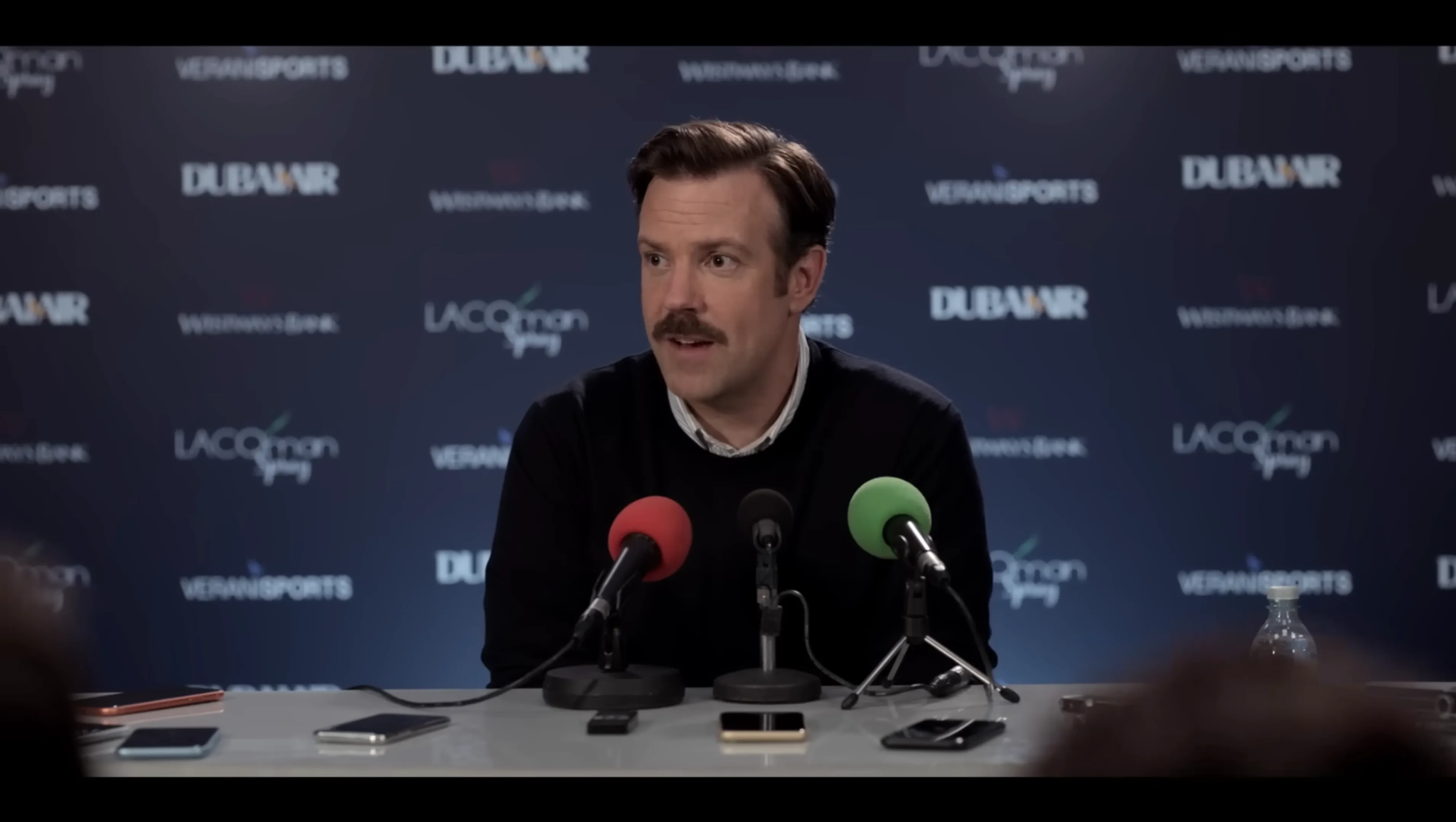 جيسون سوديكيس من Ted Lasso يبتسم في مؤتمر صحفي