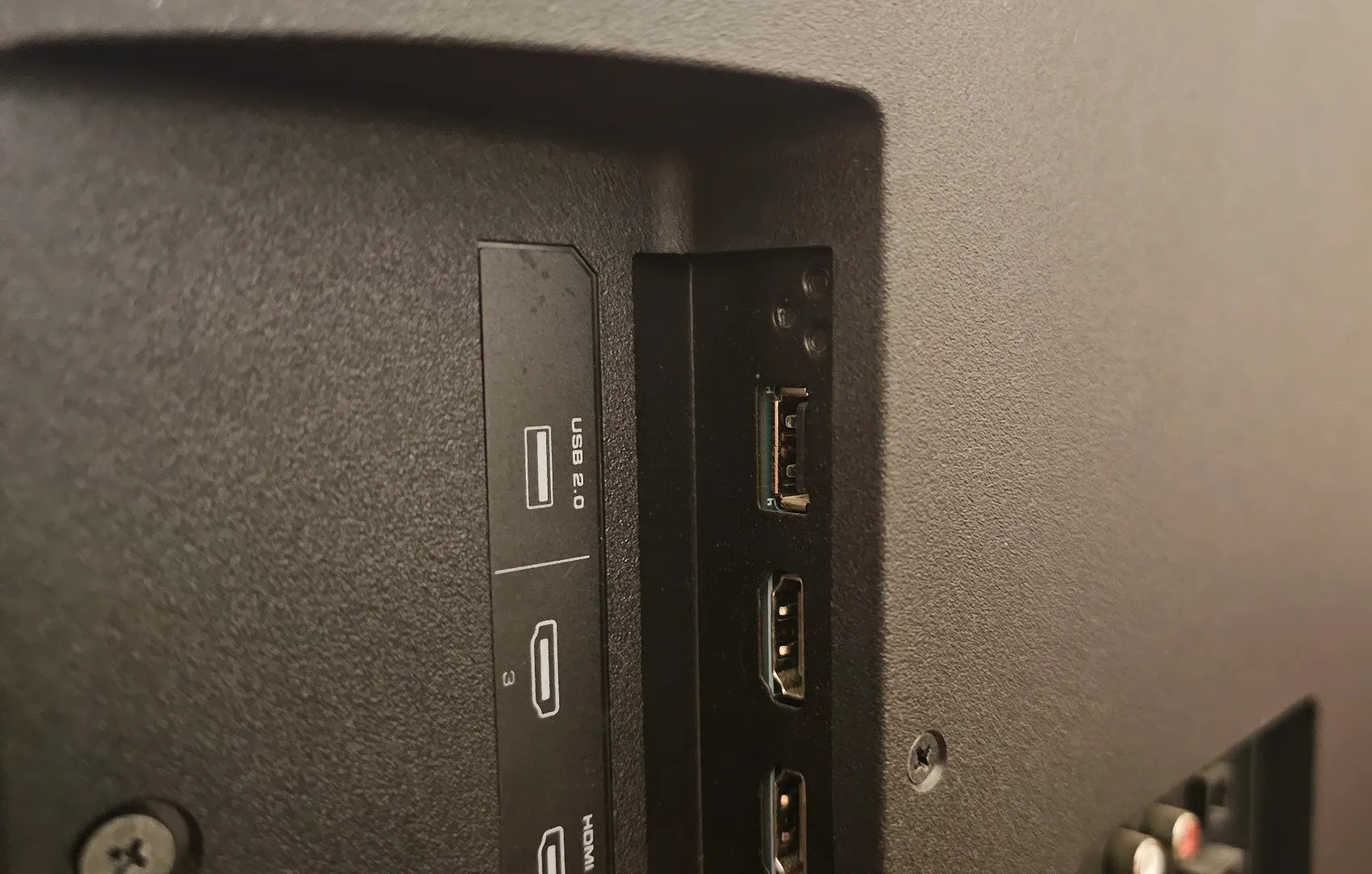 الجهة الخلفية لتلفزيون ذكي من Vizion، تظهر منافذ USB 2.0 و HDMI