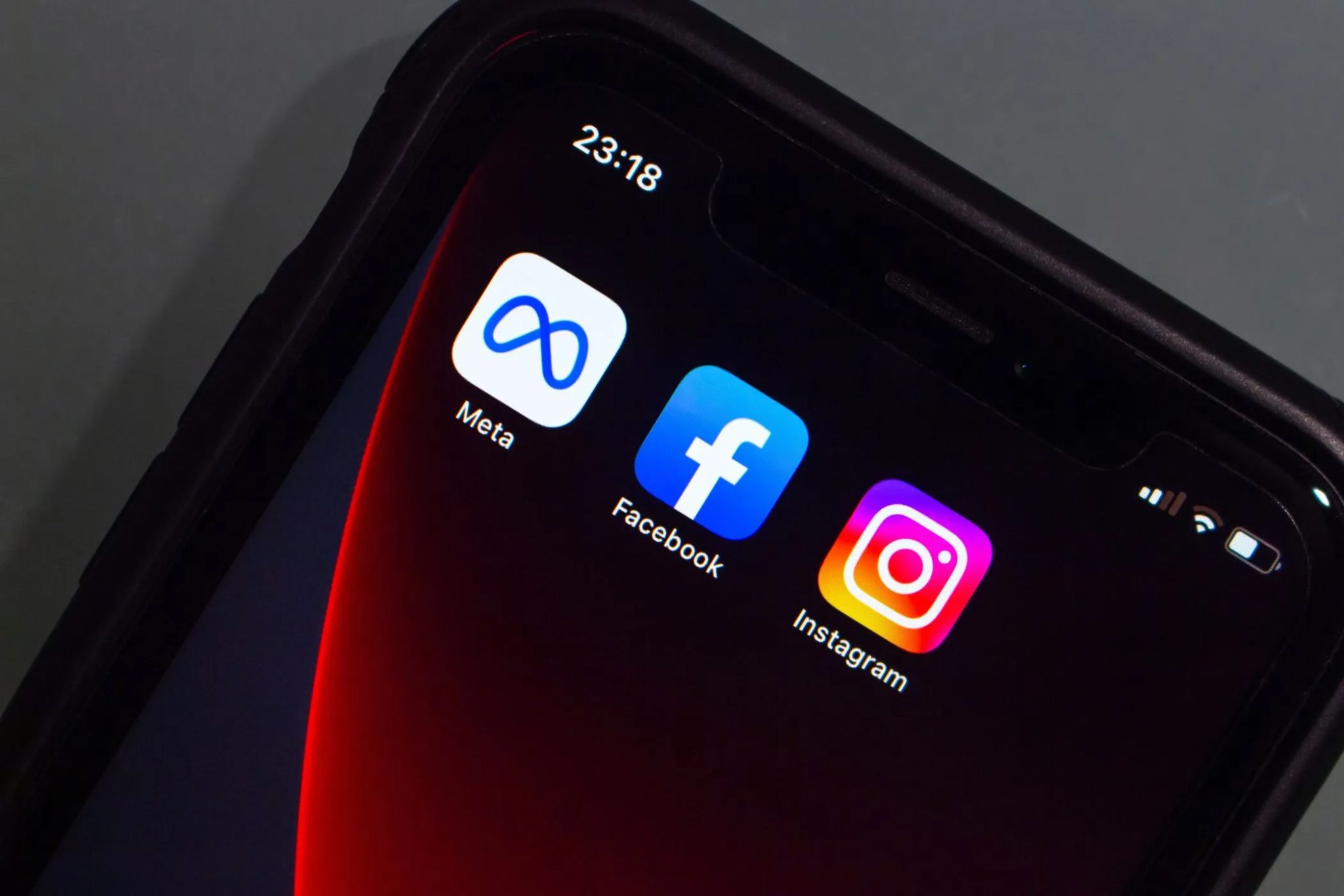 تطبيقات meta facebook و instagram على هاتف ذكي