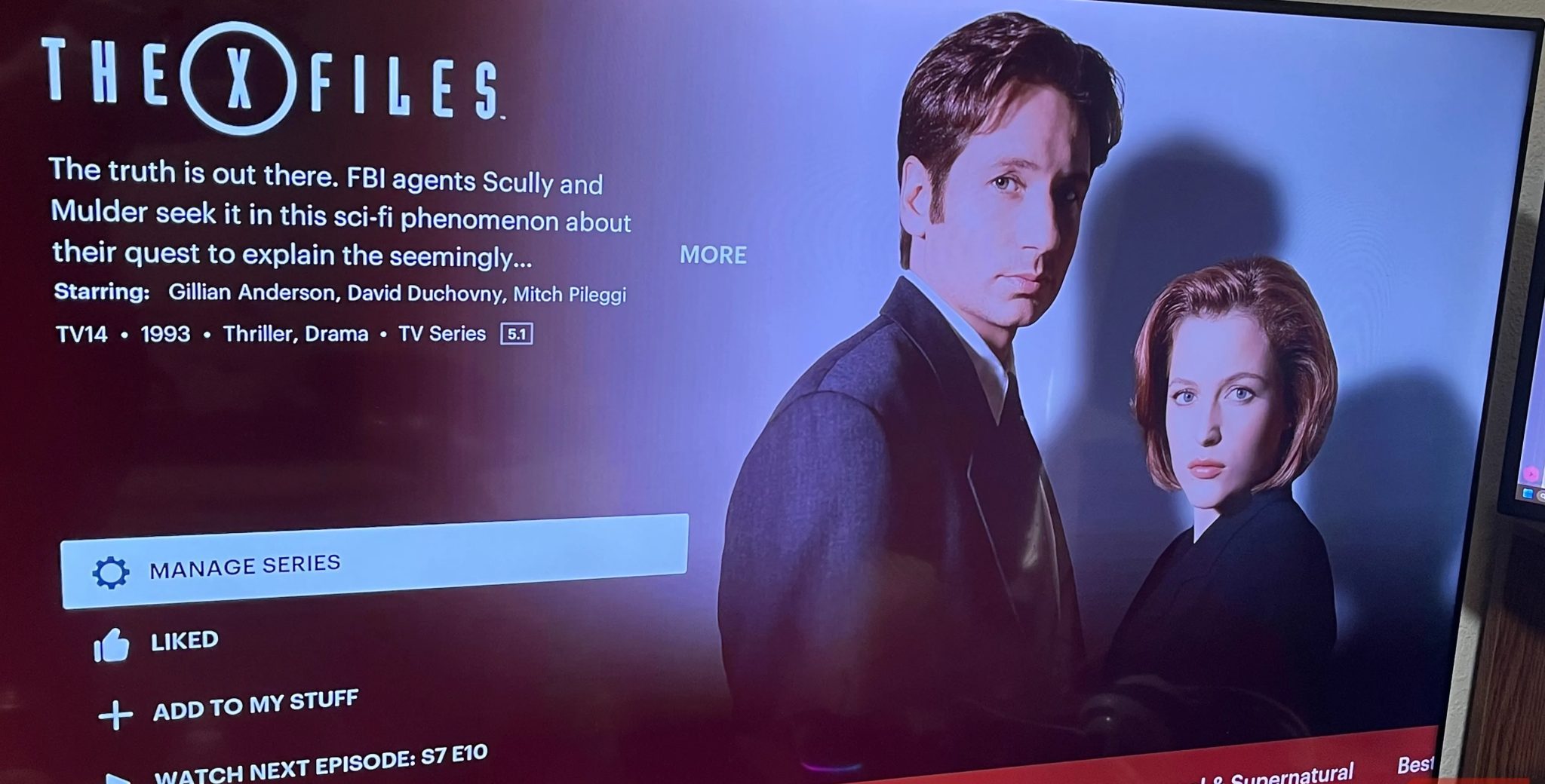 صورة لصفحة ترويجية لمسلسل The X-Files على Hulu تعرض شخصيتي مولدر وسكالي