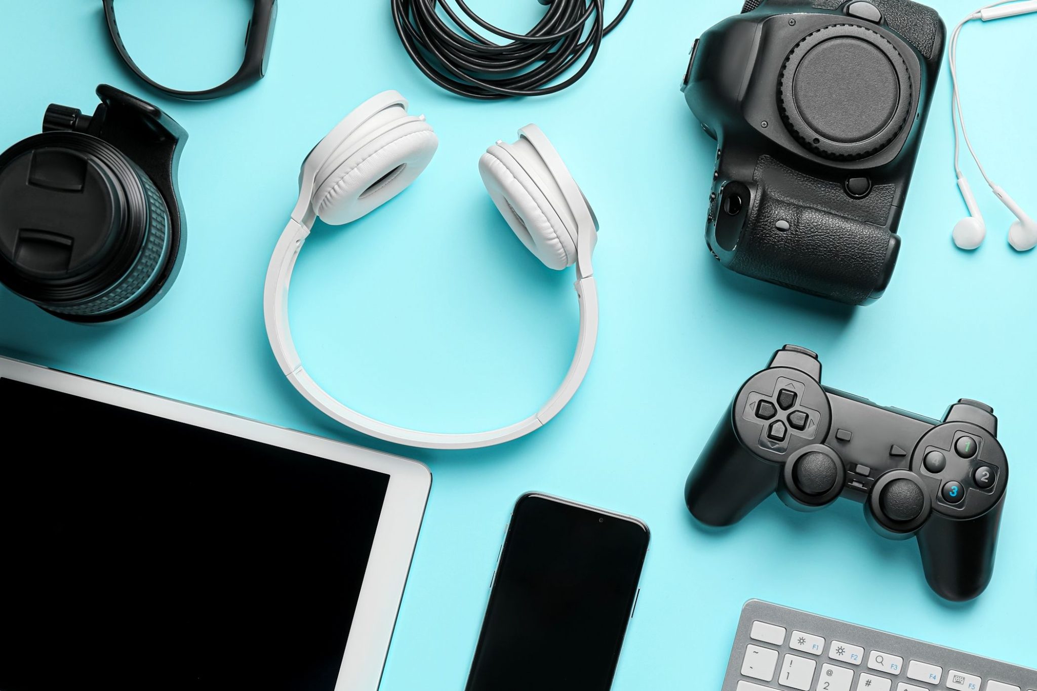 منظر علوي لعناصر تقنية على خلفية زرقاء