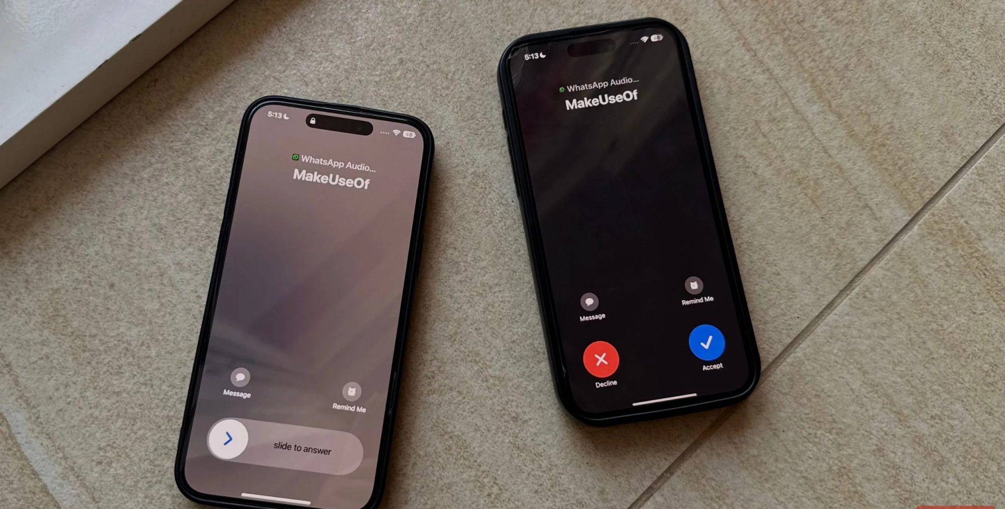 هاتفا iPhone بشاشات مكالمات مختلفة على الأرض