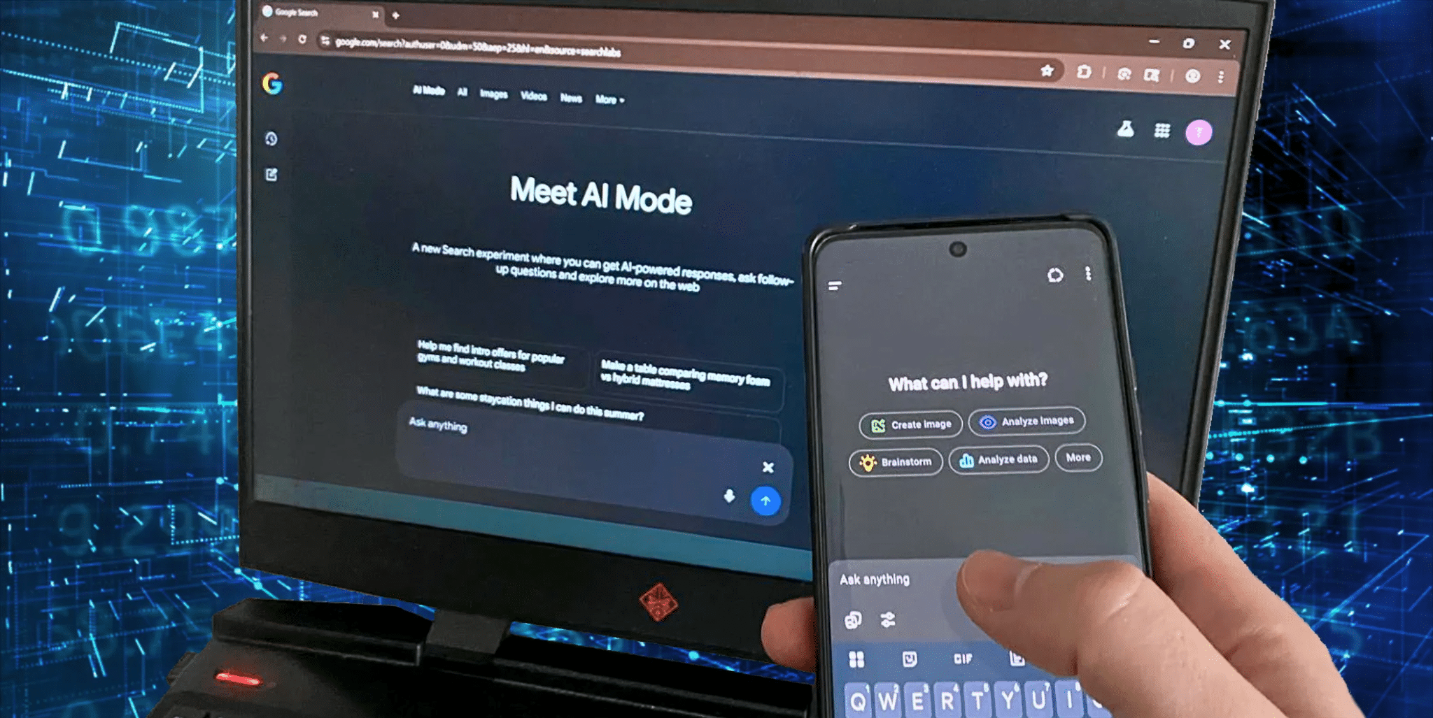 يد تحمل هاتفًا يعرض ChatGPT على الشاشة، موضوعًا أمام جهاز كمبيوتر محمول يعرض وضع Google AI على الشاشة