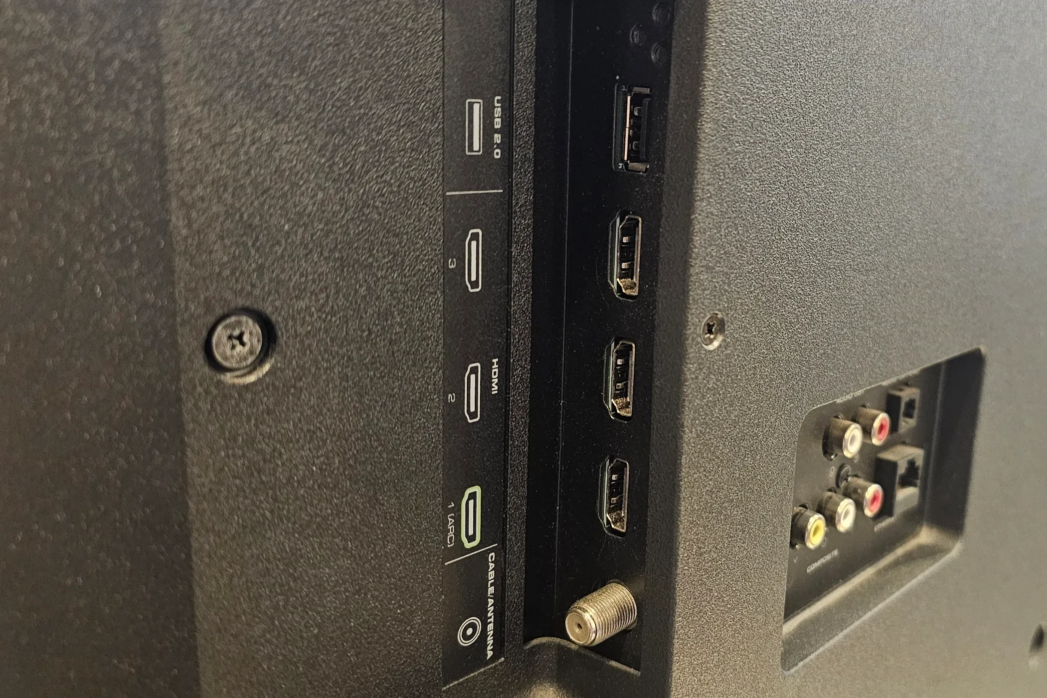 منافذ USB و HDMI و RCA في الجزء الخلفي من تلفزيون Vizio الذكي