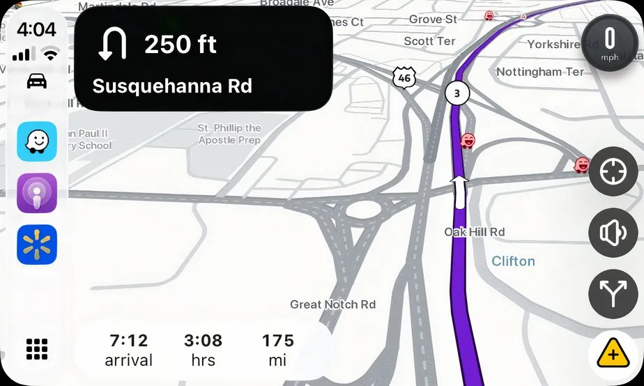 صورة شاشة تعرض تطبيق Waze على Apple CarPlay.