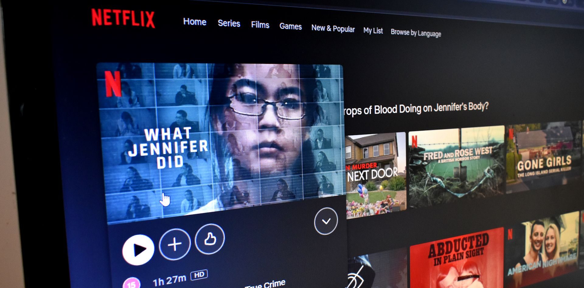 صفحة فيلم What Jennifer Did على نتفلكس معروضة على شاشة الكمبيوتر.