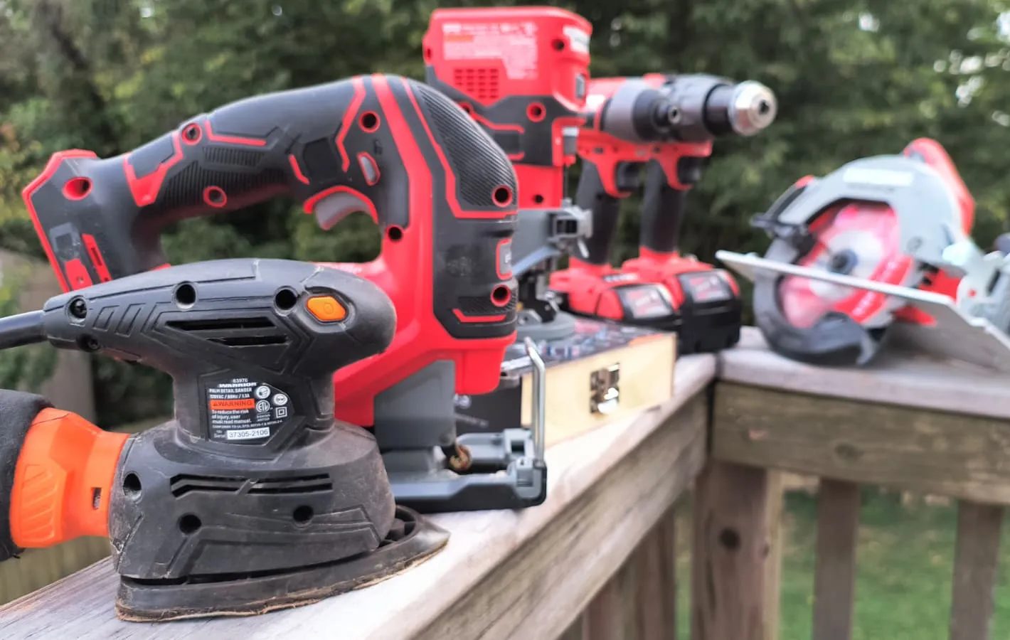 مجموعة من الأدوات الكهربائية موضوعة فوق حاجز خشبي