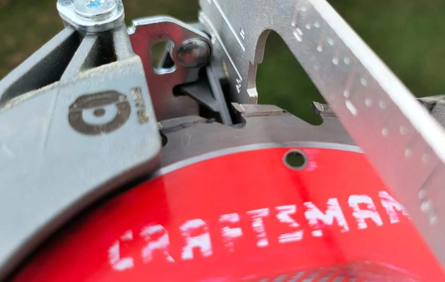 صورة مقربة لشفرة منشار دائري