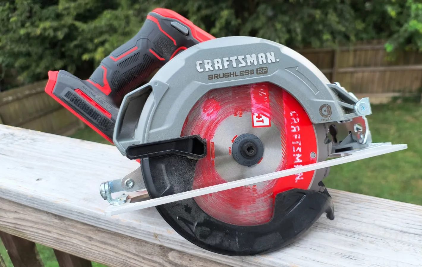 منشار دائري موضوع على قطعة خشبية