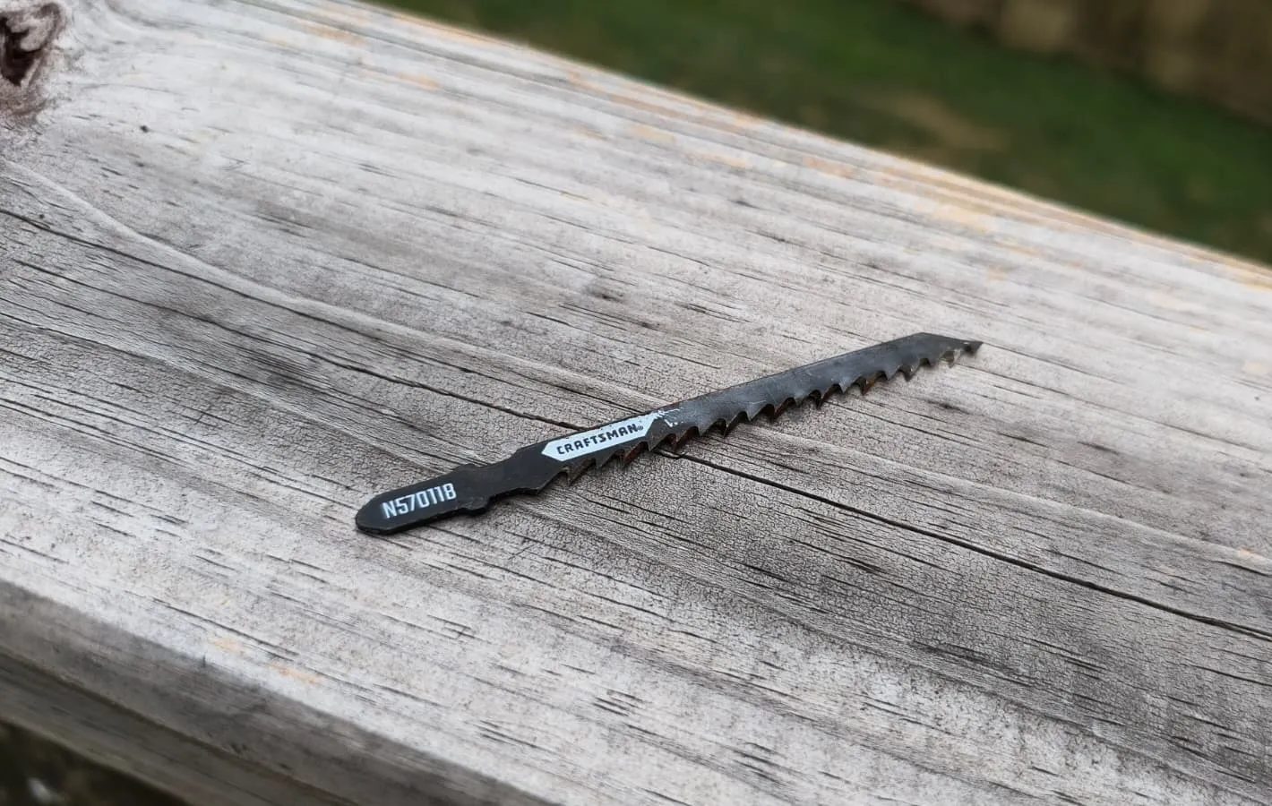 شفرة منشار أركت موضوعة على قطعة خشبية