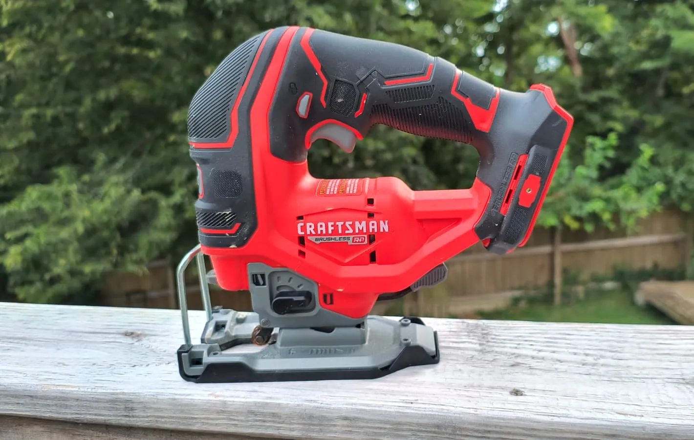 منشار أركت لاسلكي موضوع على قطعة خشبية