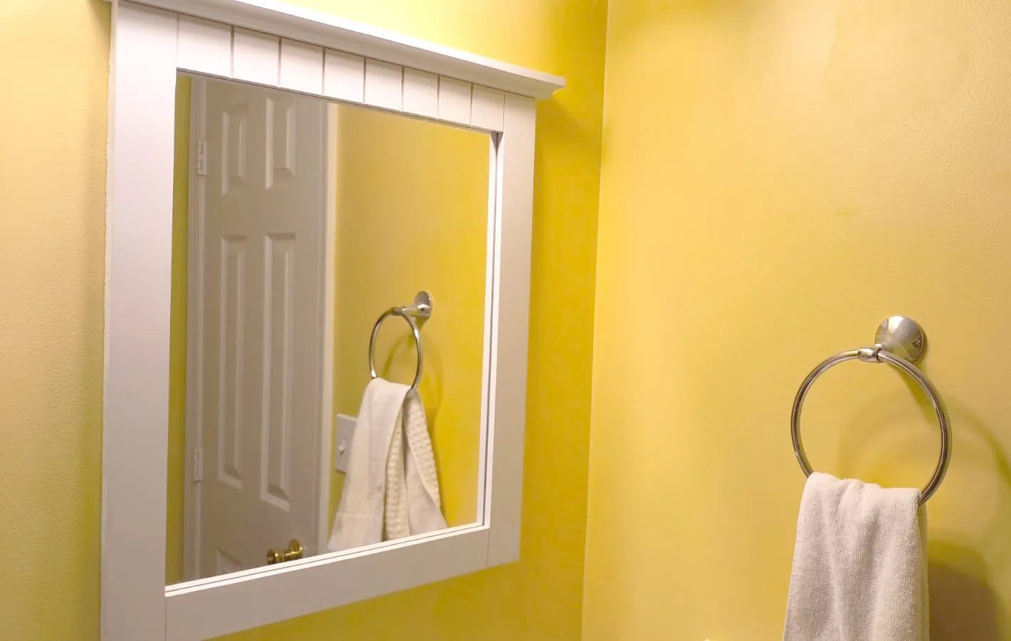 مرآة خالية من الخطوط، تم تنظيفها بالخل والجرائد