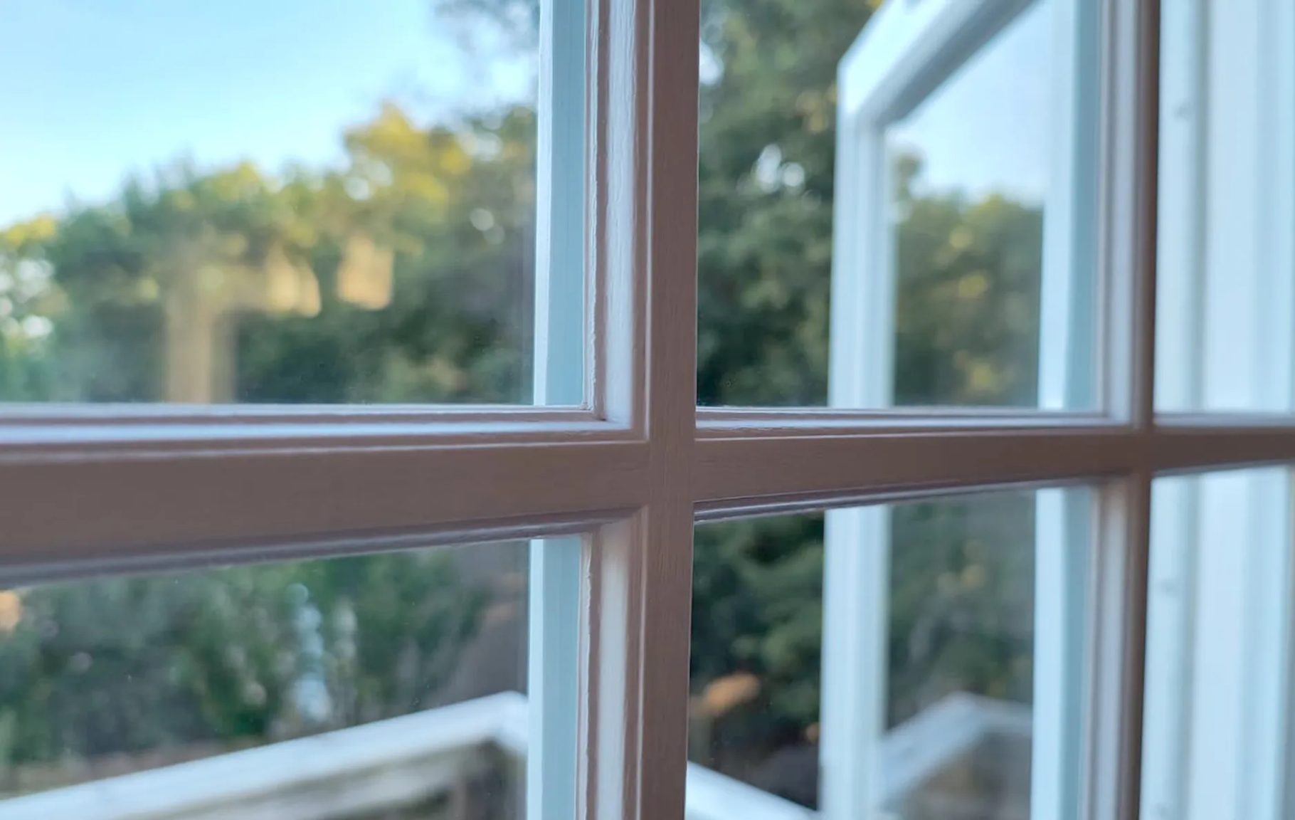 نافذة نظيفة وشفافة تمامًا وخالية من الخطوط