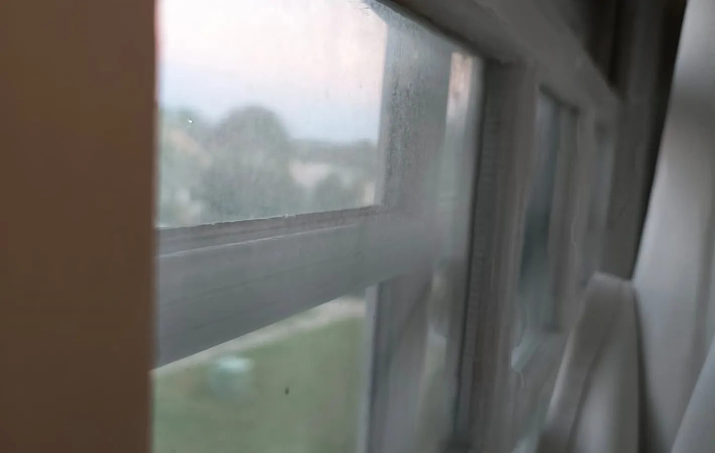 نافذة عليها كمية كبيرة من محلول التنظيف، مما يتسبب في ضبابية