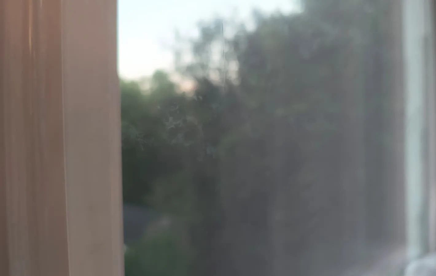 نافذة تم تنظيفها بمنشفة ورقية، مما تسبب في ظهور خطوط وبقع