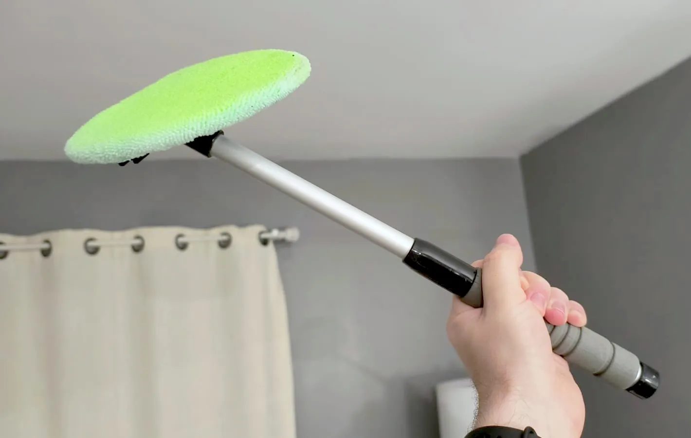 قطعة قماش من الألياف الدقيقة على ذراع قابلة للتمديد