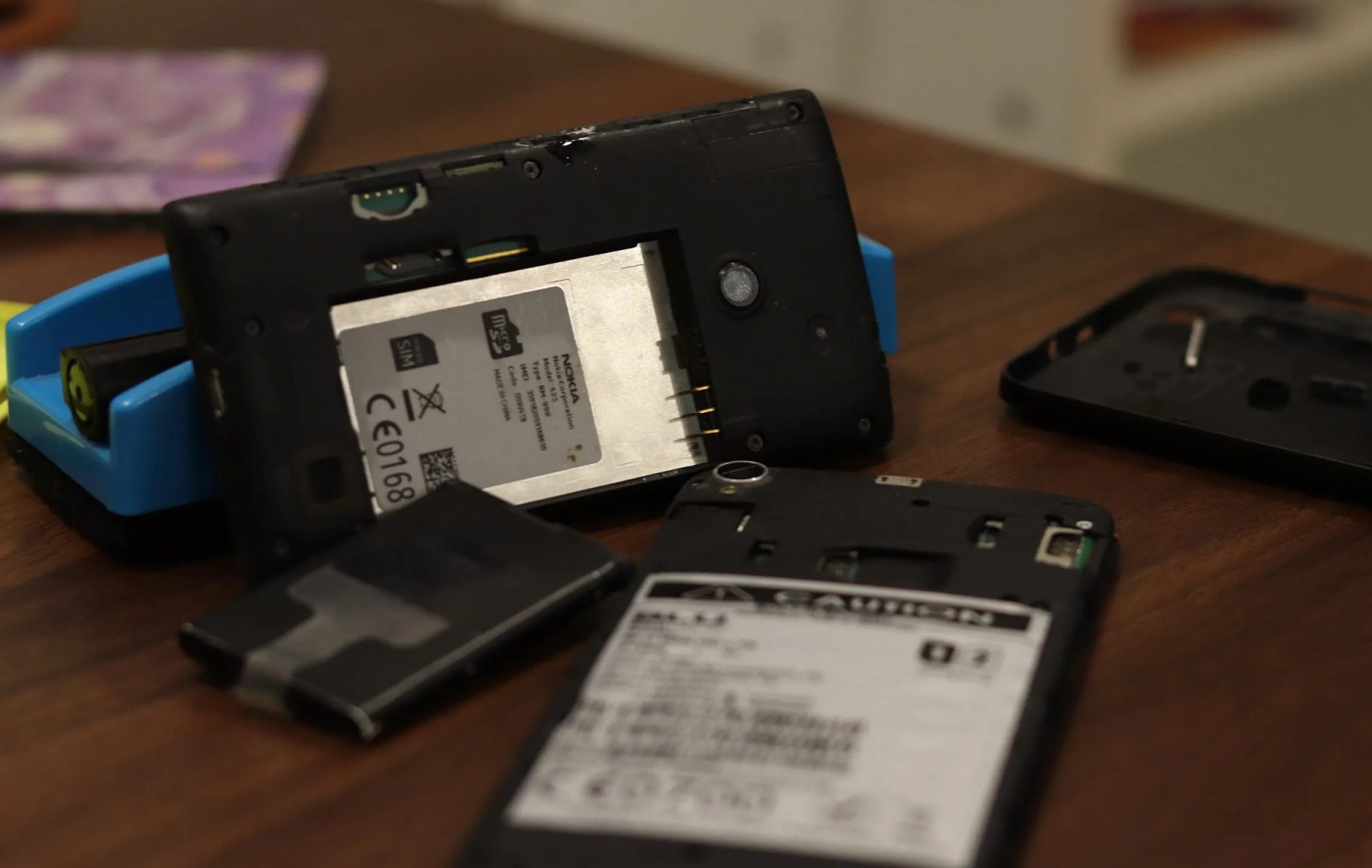 هاتفا Windows Phone مع إزالة الأغطية الخلفية.