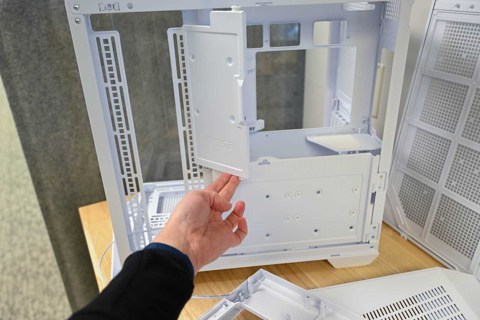 التركيب الداخلي لصندوق الحاسوب MSI MAG PANO 100L