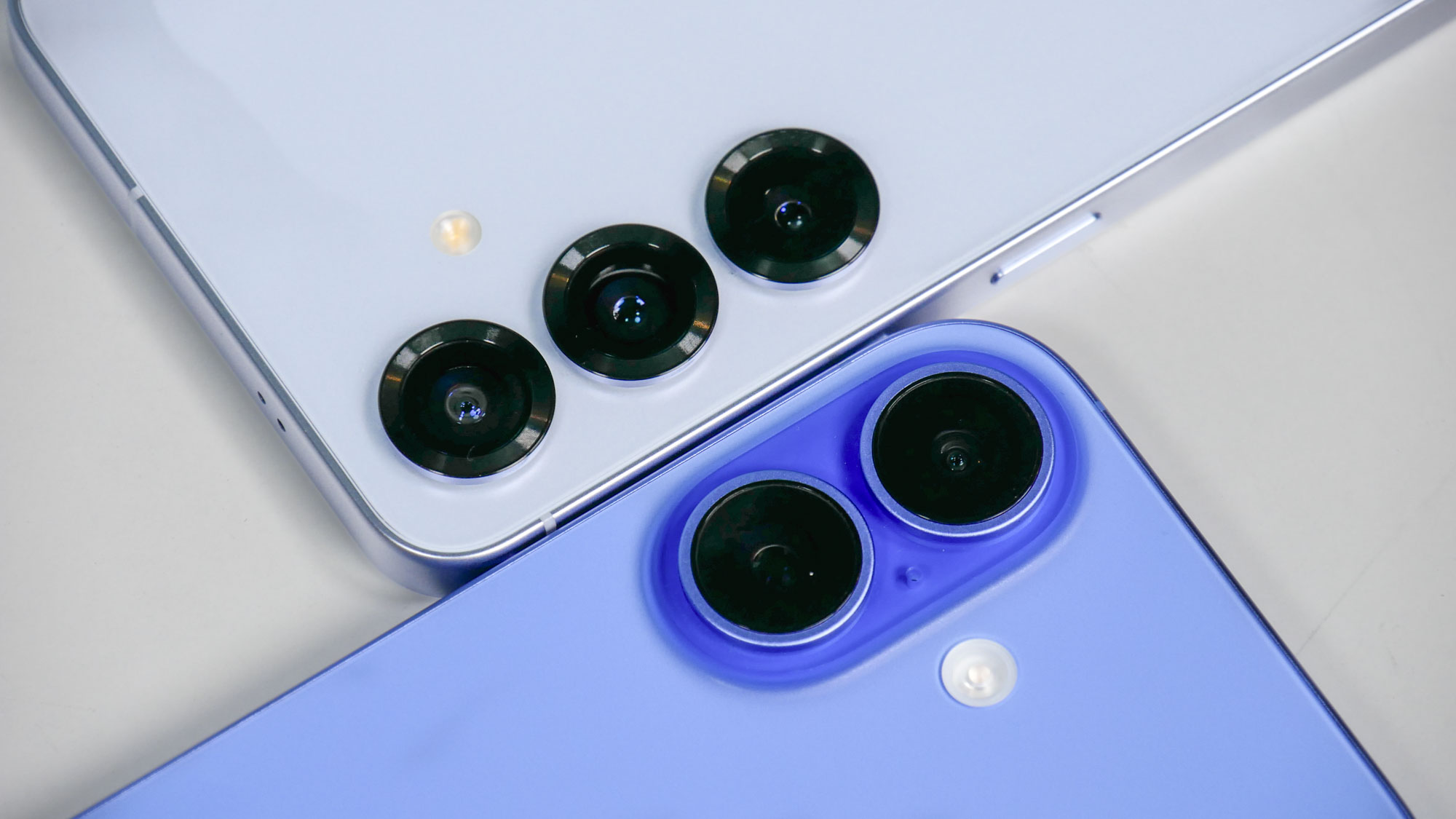 Galaxy S25 vs iPhone 16.