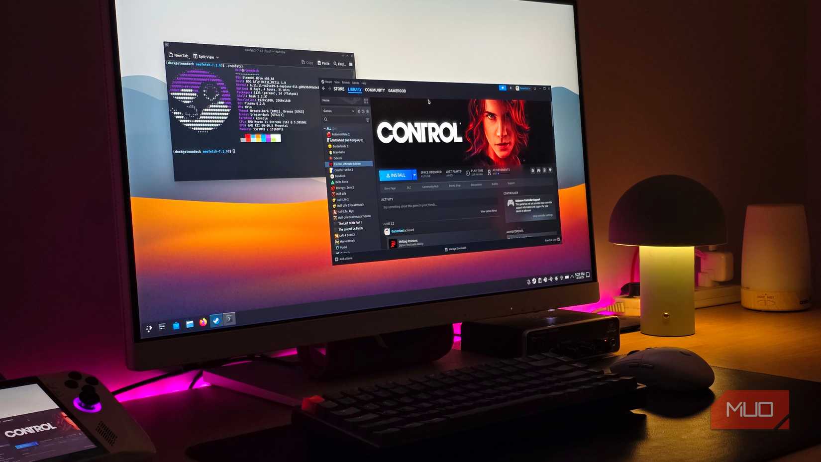 جهاز كمبيوتر يعمل بنظام Steam على Linux متصل بشاشة