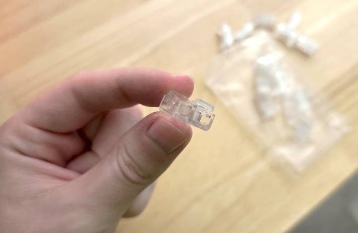 يد تحمل شريط LED بموصل سلك