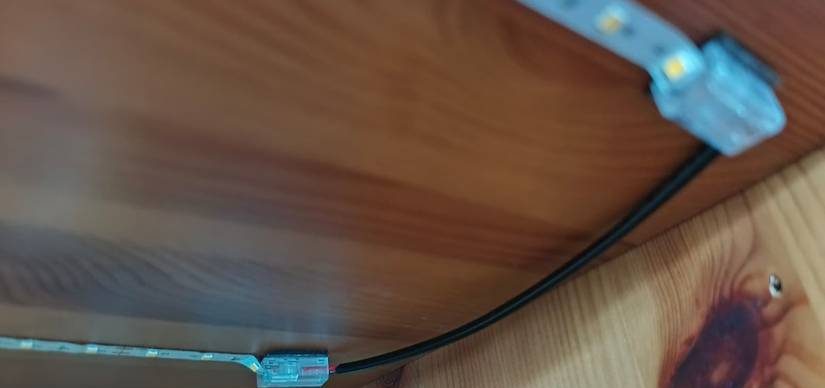 سلك مخفي يربط شريطي إضاءة LED