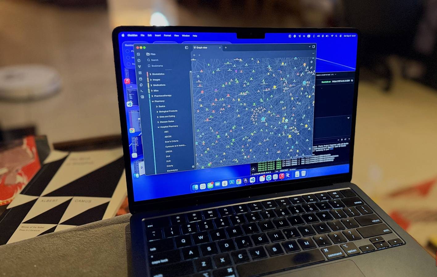 ربطت برنامج Obsidian بنموذج لغوي كبير محلي وتفوّق على NotebookLM في وظيفته الأساسية