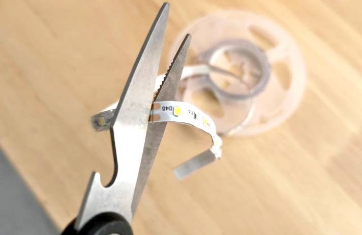 مقص جاهز لقطع شريط LED