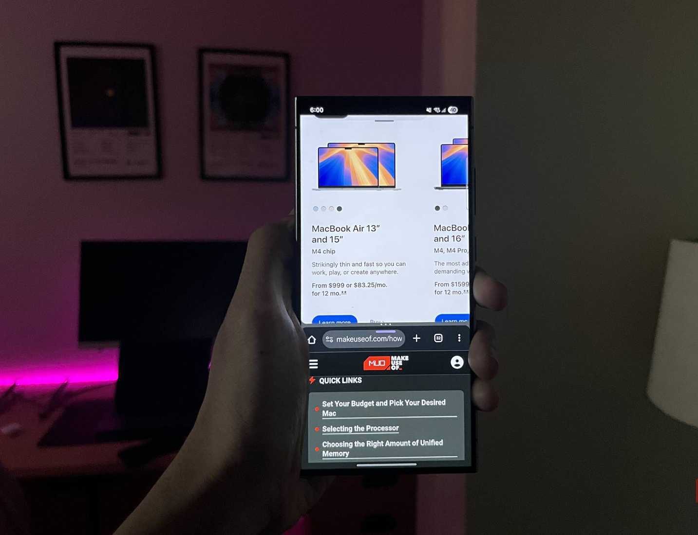 شخص يحمل هاتف Samsung Galaxy S24 Ultra مع فتح Google Chrome و Samsung Internet في وضع تقسيم الشاشة