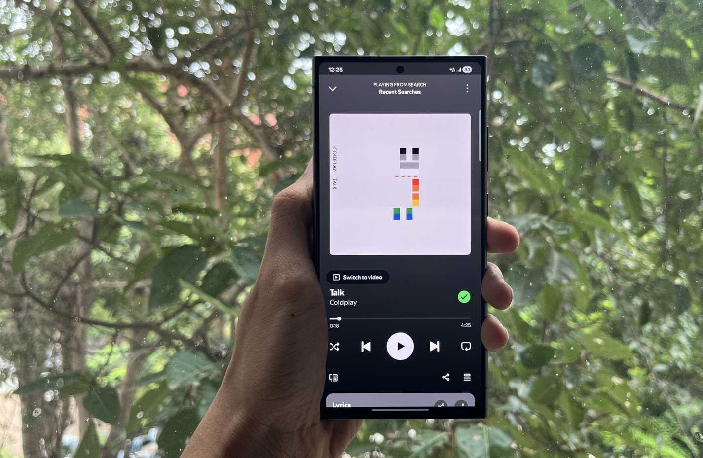 شخص يحمل هاتف Samsung مع فتح Spotify.