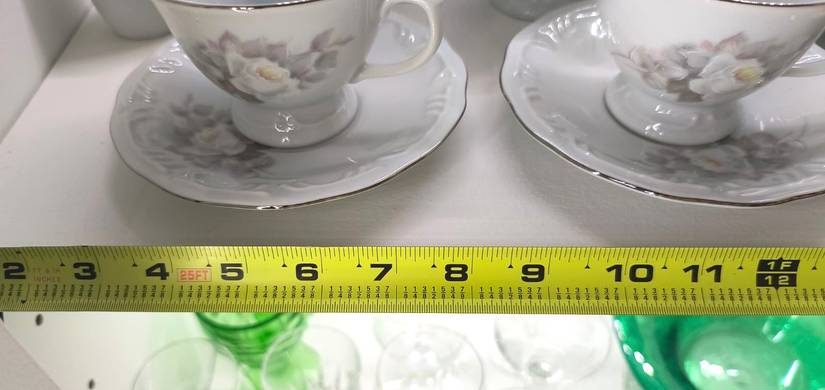 شريط قياس يقيس طول رف