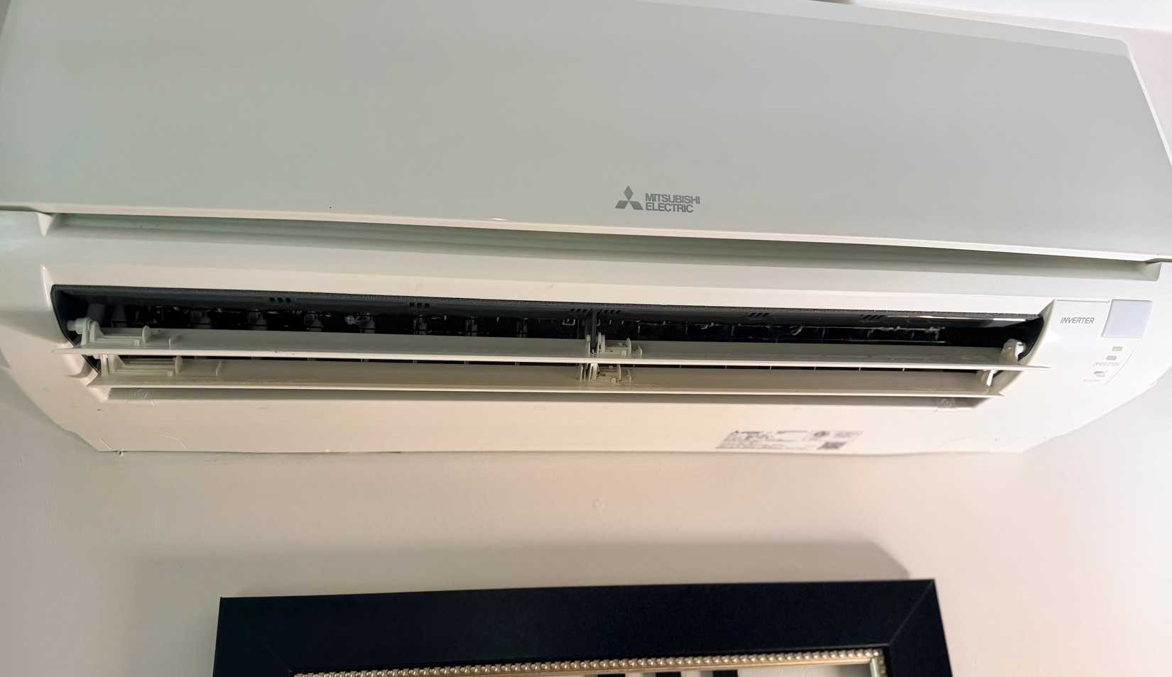 وحدة تكييف مثبتة على الحائط في منزل.