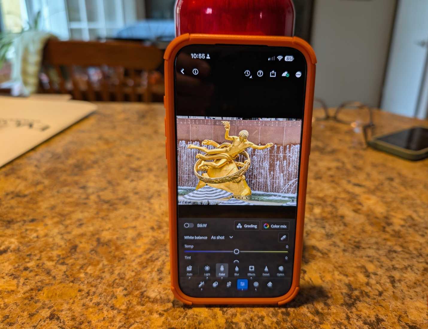 Adobe Lightroom Mobile معروض على iPhone 17 Pro Max في مطبخ.