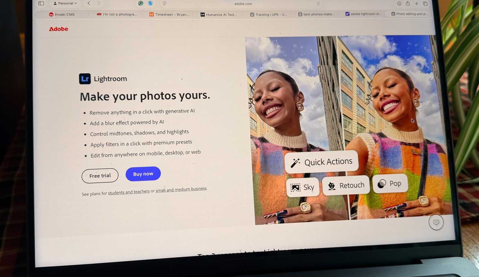 جهاز MacBook Pro يعرض موقعًا إلكترونيًا يعرض خيارات Adobe Lightroom.
