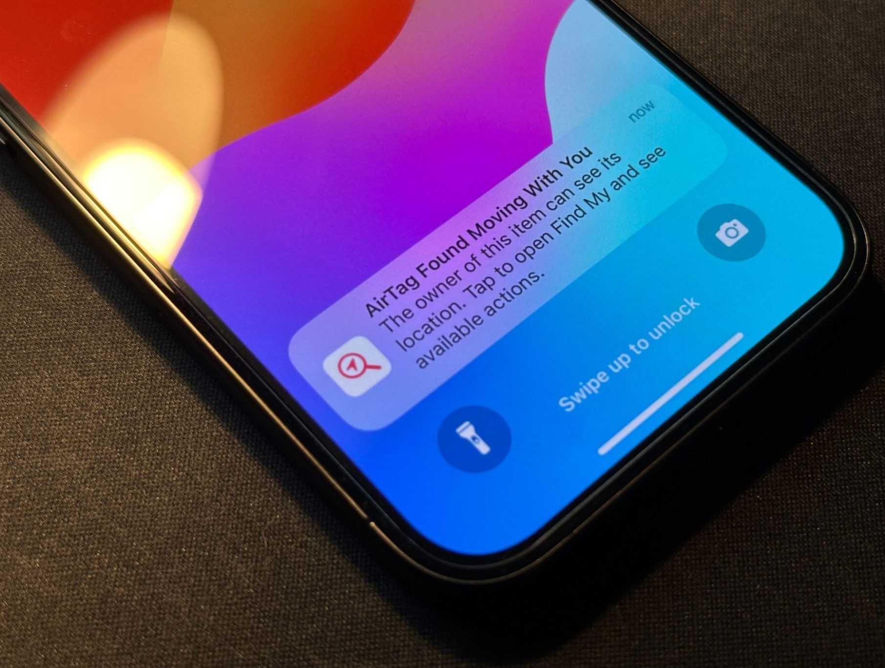 إشعار تم العثور على AirTag يتحرك معك على شاشة iPhone