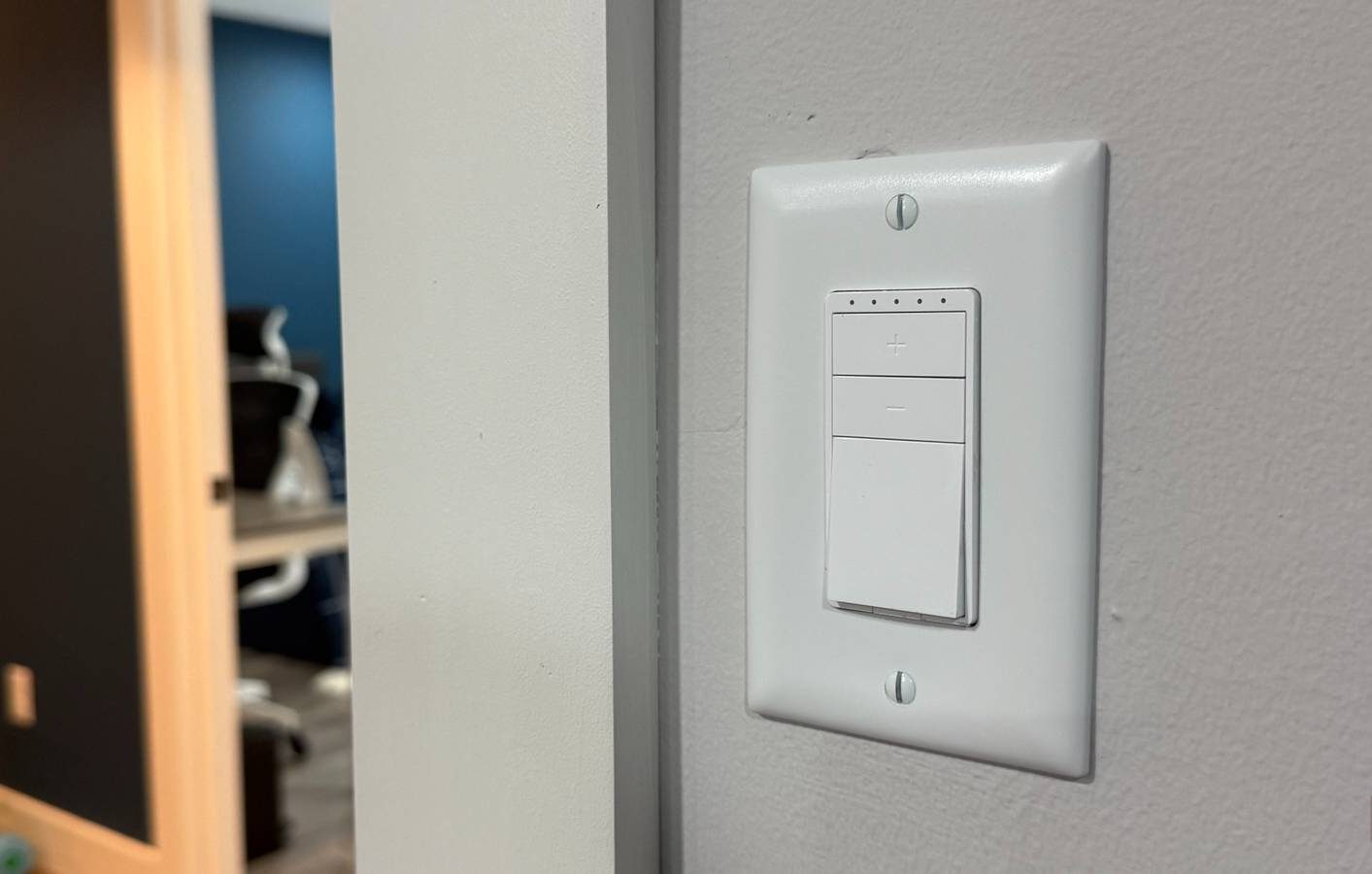 المصابيح الذكية مُبالغ في تقديرها: المفاتيح الذكية تؤدي الغرض بكفاءة أعلى وتحكم أفضل في الإضاءة