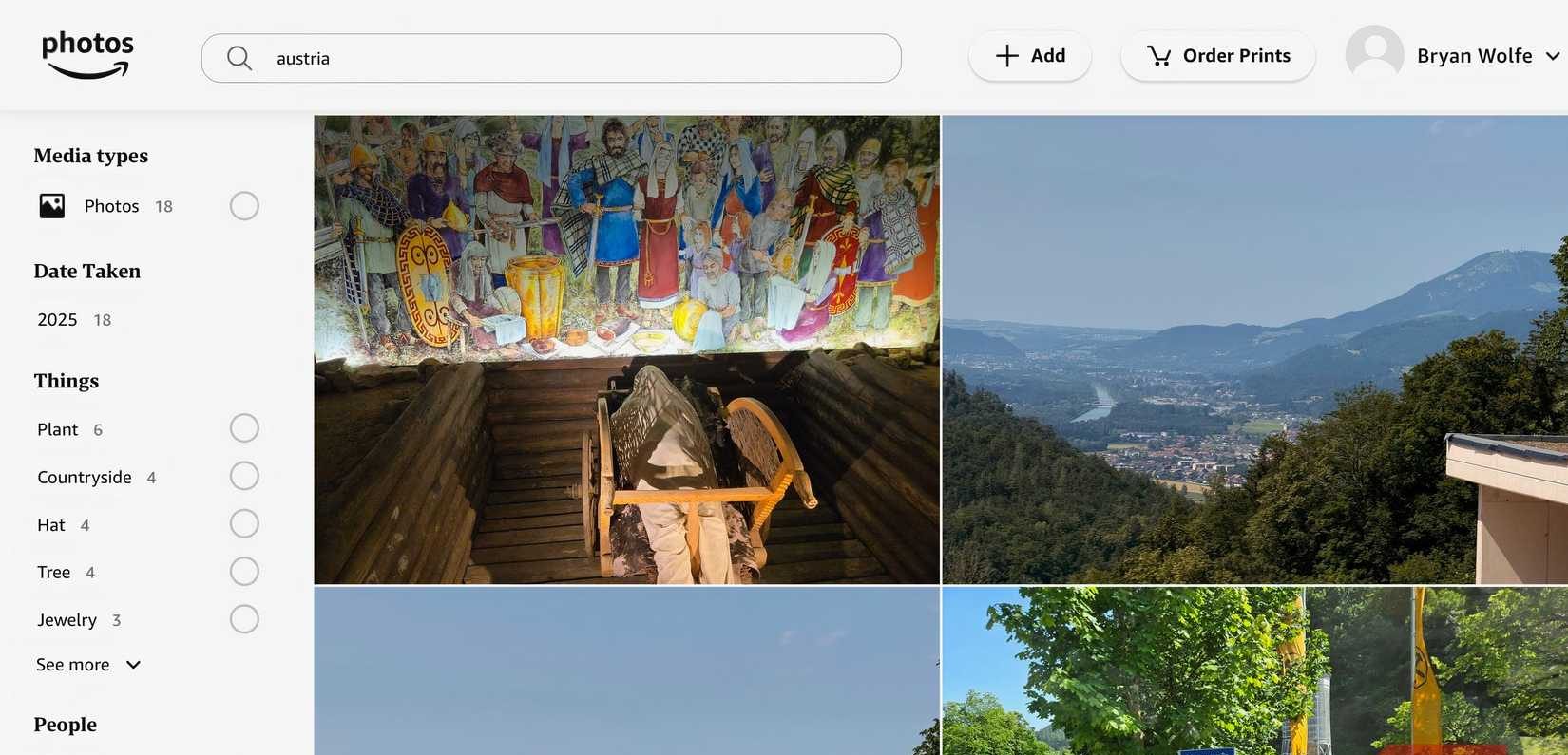 صورة لشاشة متصفح ويب على جهاز Mac تعرض تطبيق Amazon Photos.