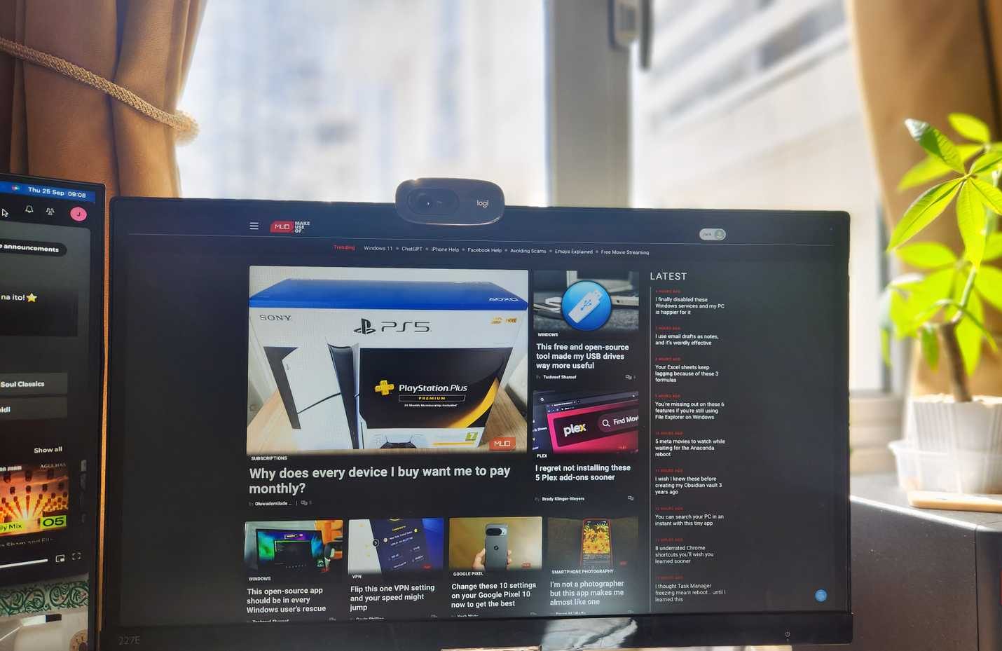 إضاءة مكتب وافرة من نافذة واسعة.