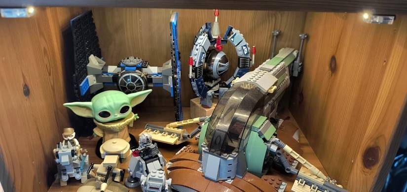 رف مضاء في خزانة عرض