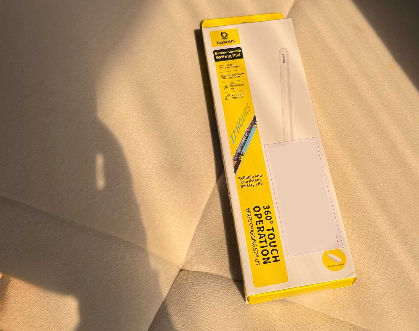 علبة قلم Baseus Smooth Writing PS4 موضوعة على أريكة