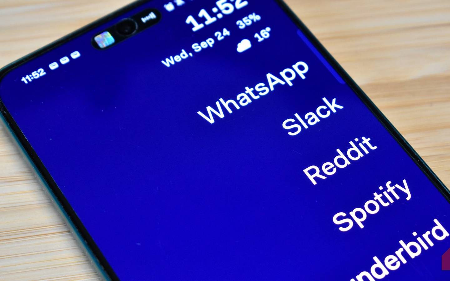 وداعًا للتمرير اللانهائي: كيف ساعدني هذا المشغل البسيط للهاتف في التخلص من إدمان تصفح الأخبار السلبية