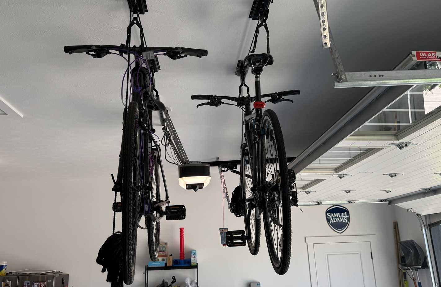 دراجات معلقة من السقف مع فتح باب علوي
