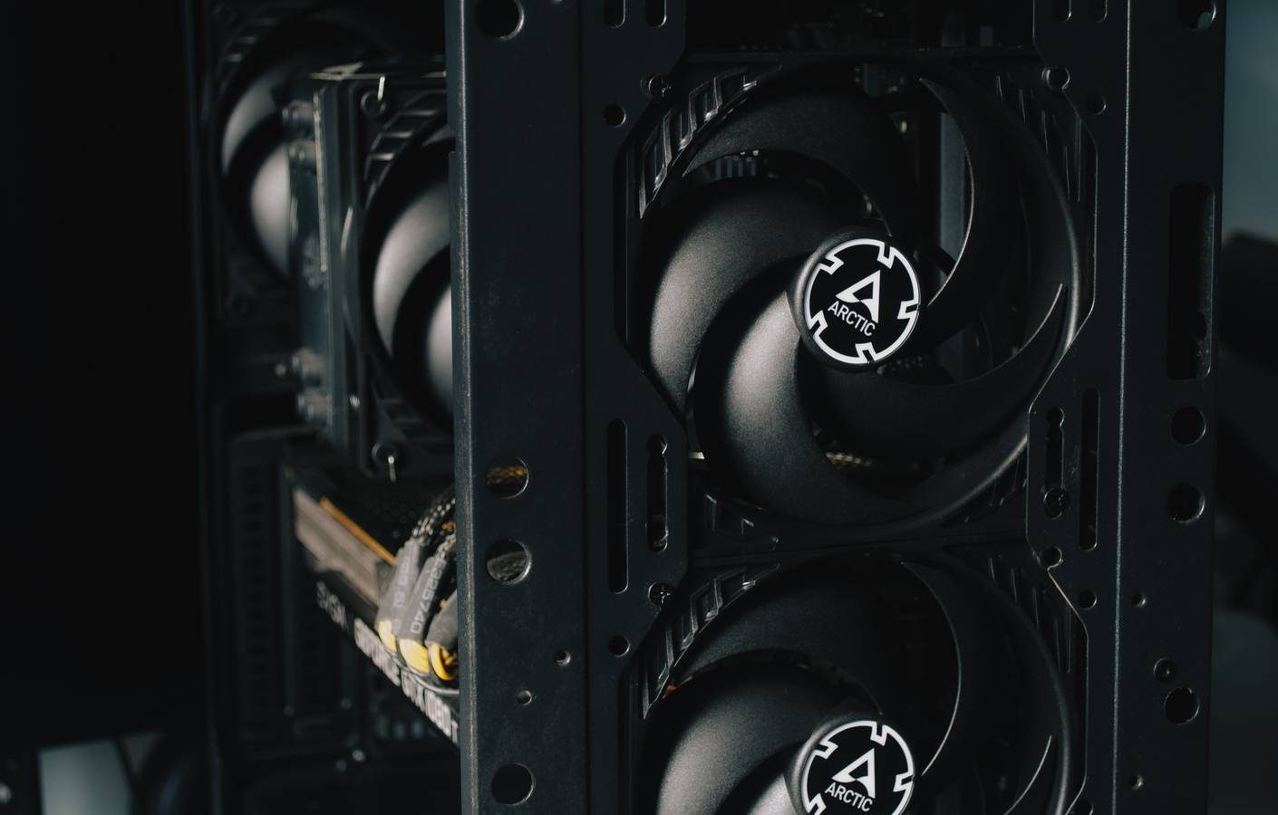 أخطاء المبتدئين في تجميع أجهزة الكمبيوتر الشخصية: أبرز ما ندمت عليه (وكيفية تجنبها) – دليل شامل لتجميع احترافي