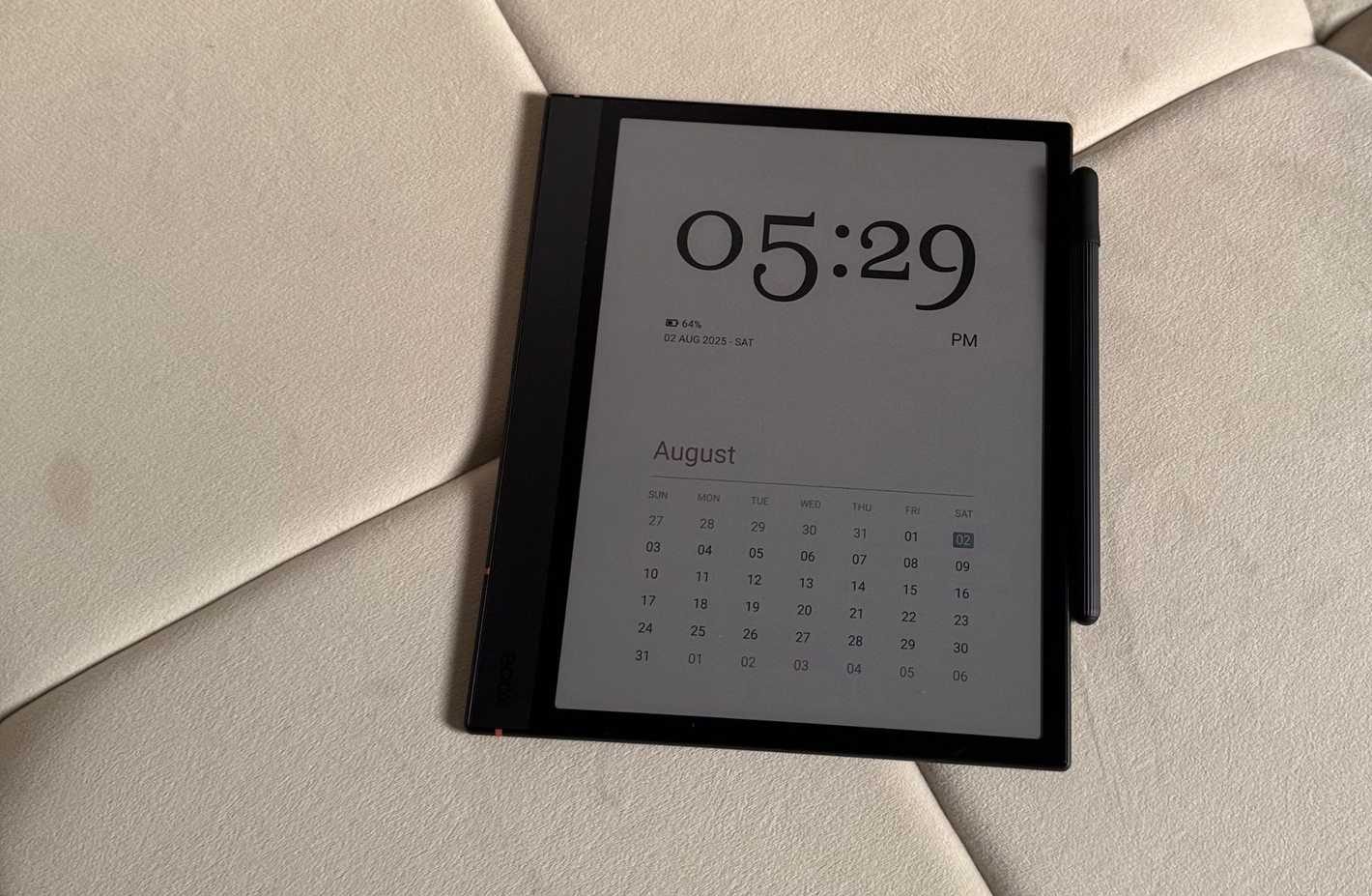 Boox Note Air 4C على أريكة