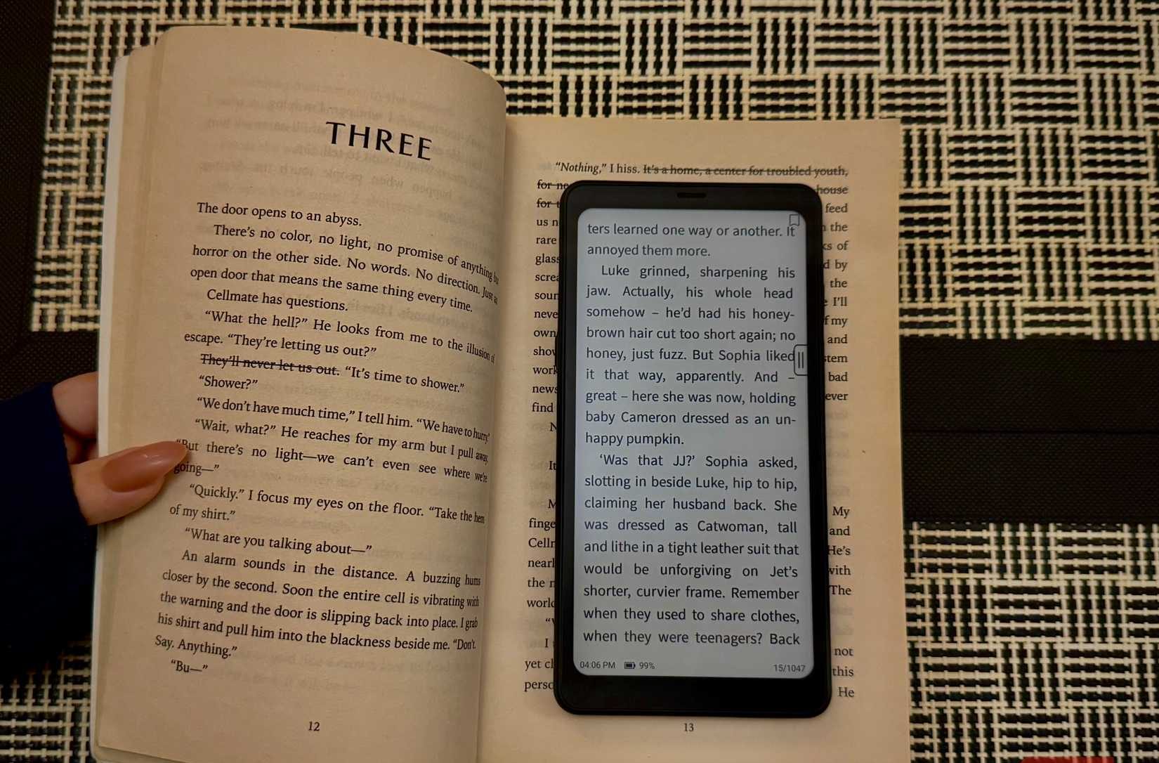 Boox Palma 2 على رأس كتاب