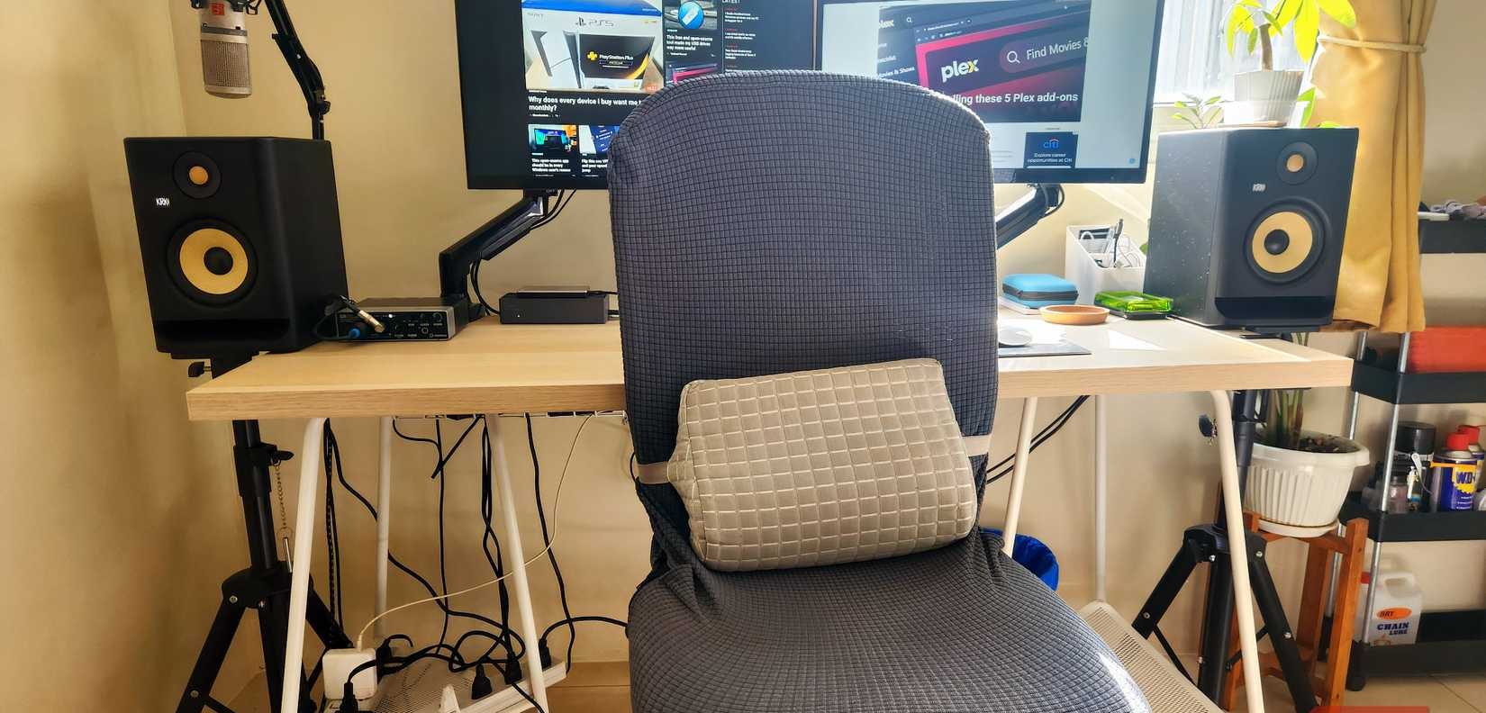 كرسي مكتب مع وسادة إضافية لدعم منطقة أسفل الظهر.