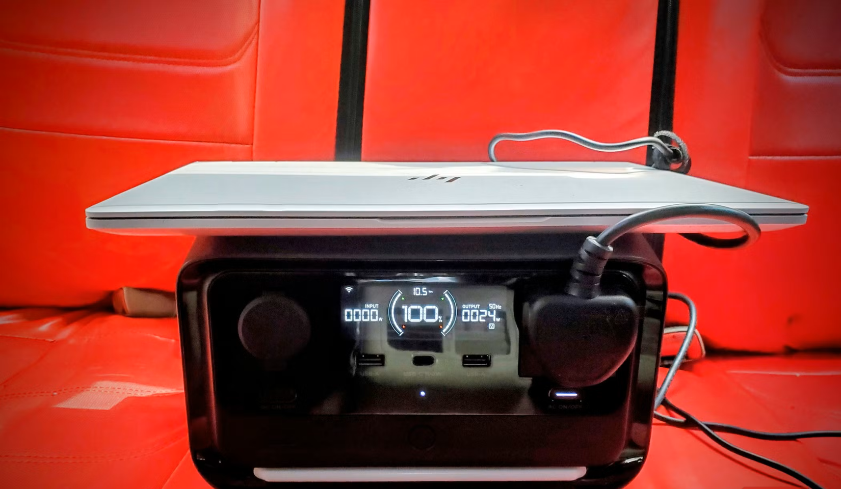 شحن جهاز لابتوب باستخدام محطة طاقة محمولة EcoFlow في السيارة.