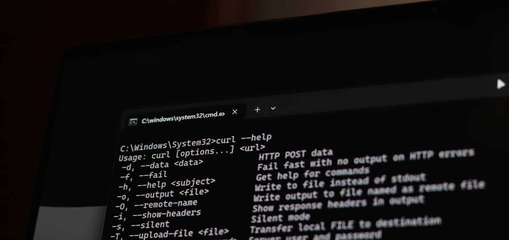 شاشة تعليمات أمر Curl في موجه الأوامر.