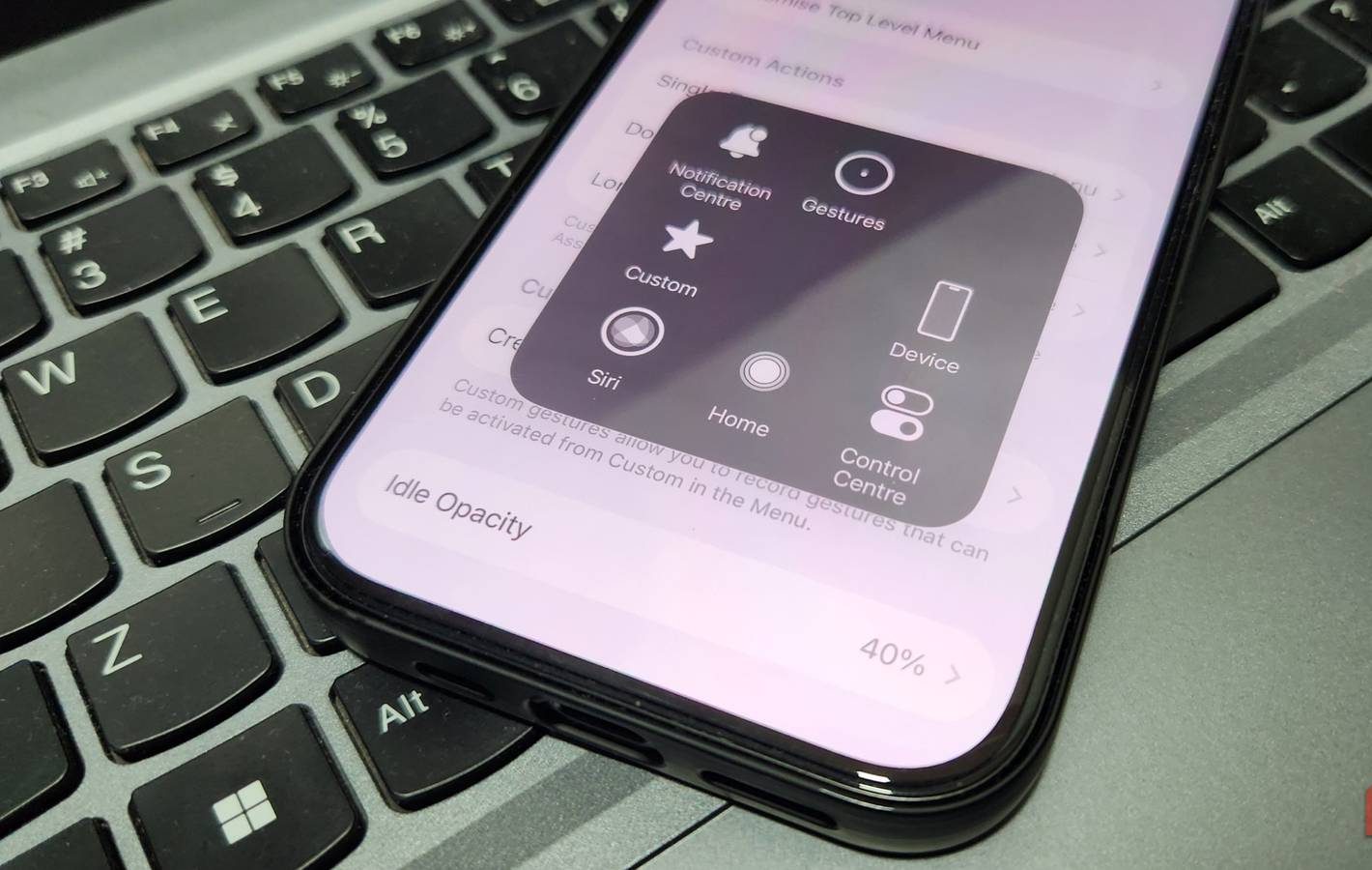 لا تستبعد AssistiveTouch: فهي تحسن تجربة استخدام iPhone بشكل ملحوظ وتزيد من إمكانية الوصول إليه.