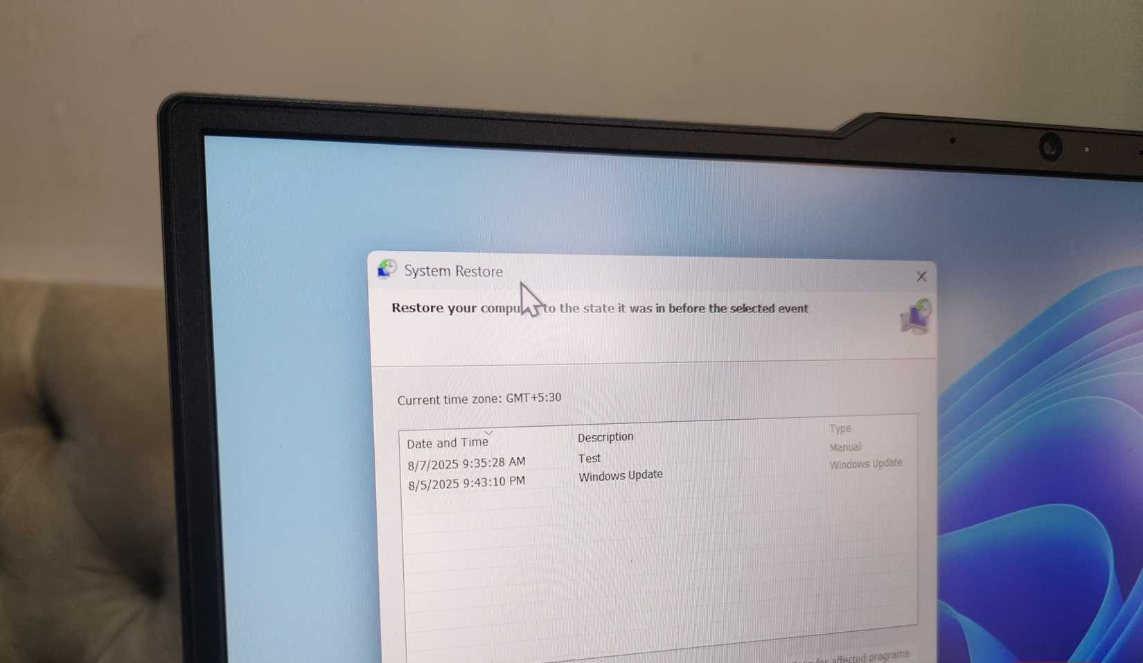صورة مقربة لجهاز كمبيوتر محمول يعرض نافذة استعادة النظام